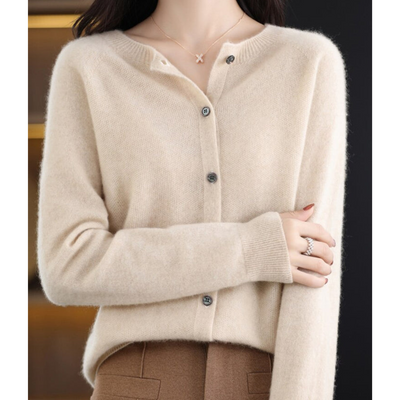 Luxuriöse Damenstrickjacke mit O-Ausschnitt aus Merinowolle in seidenweicher Kaschmir-Optik
