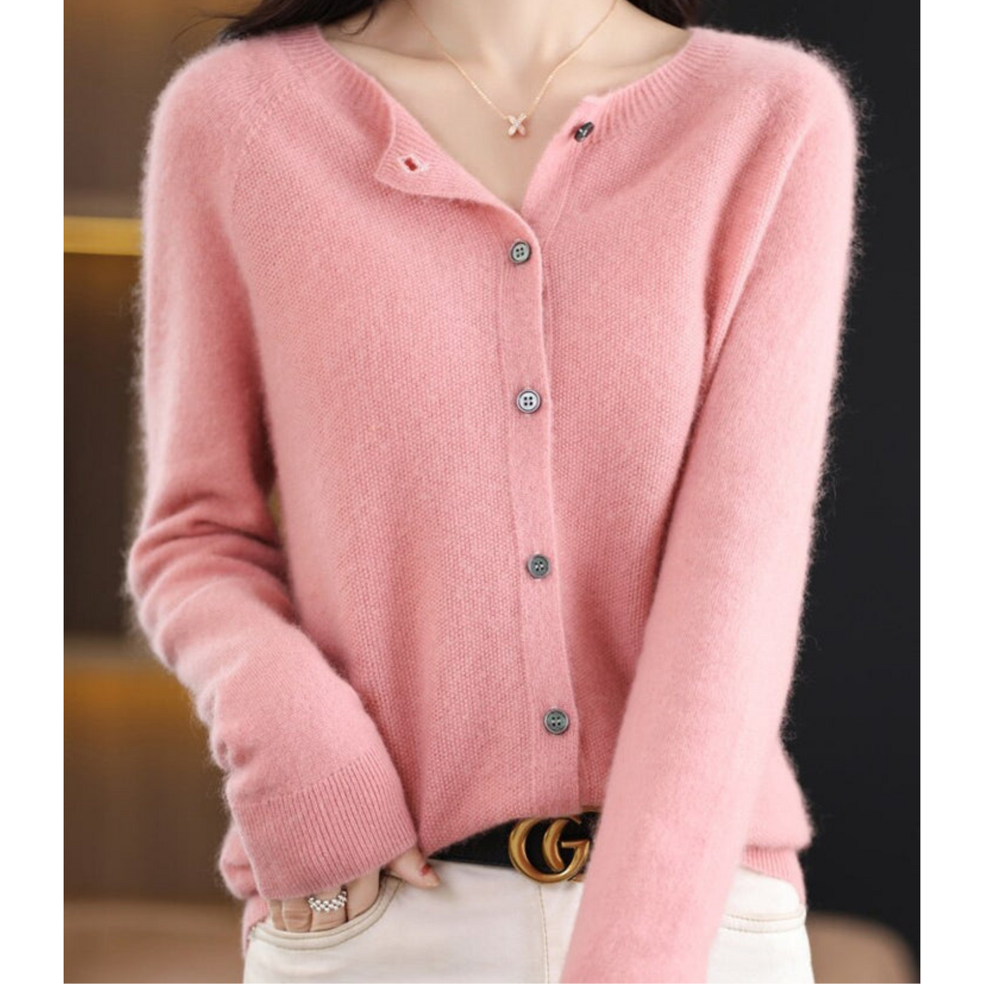 Luxuriöse Damenstrickjacke mit O-Ausschnitt aus Merinowolle in seidenweicher Kaschmir-Optik
