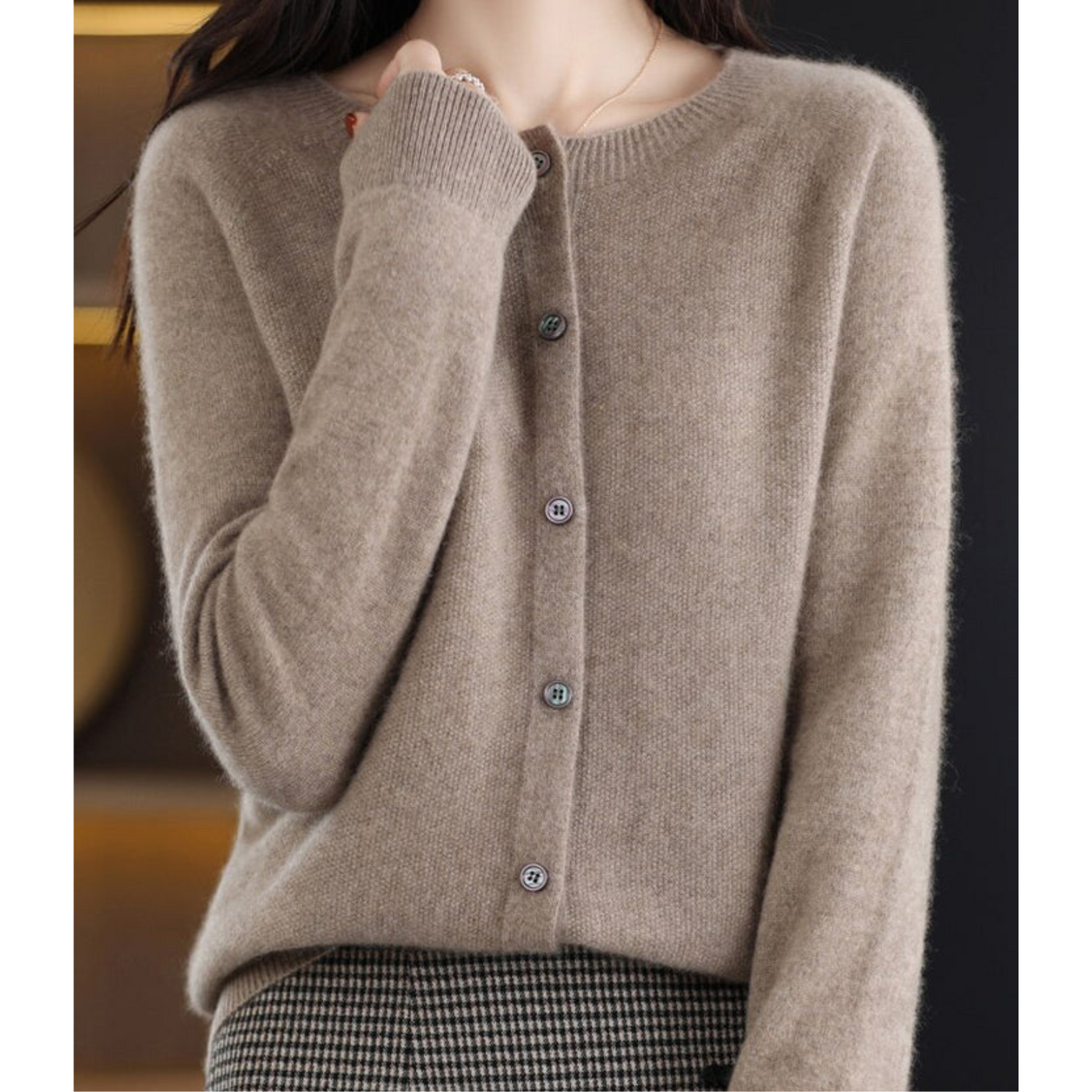 Luxuriöse Damenstrickjacke mit O-Ausschnitt aus Merinowolle in seidenweicher Kaschmir-Optik
