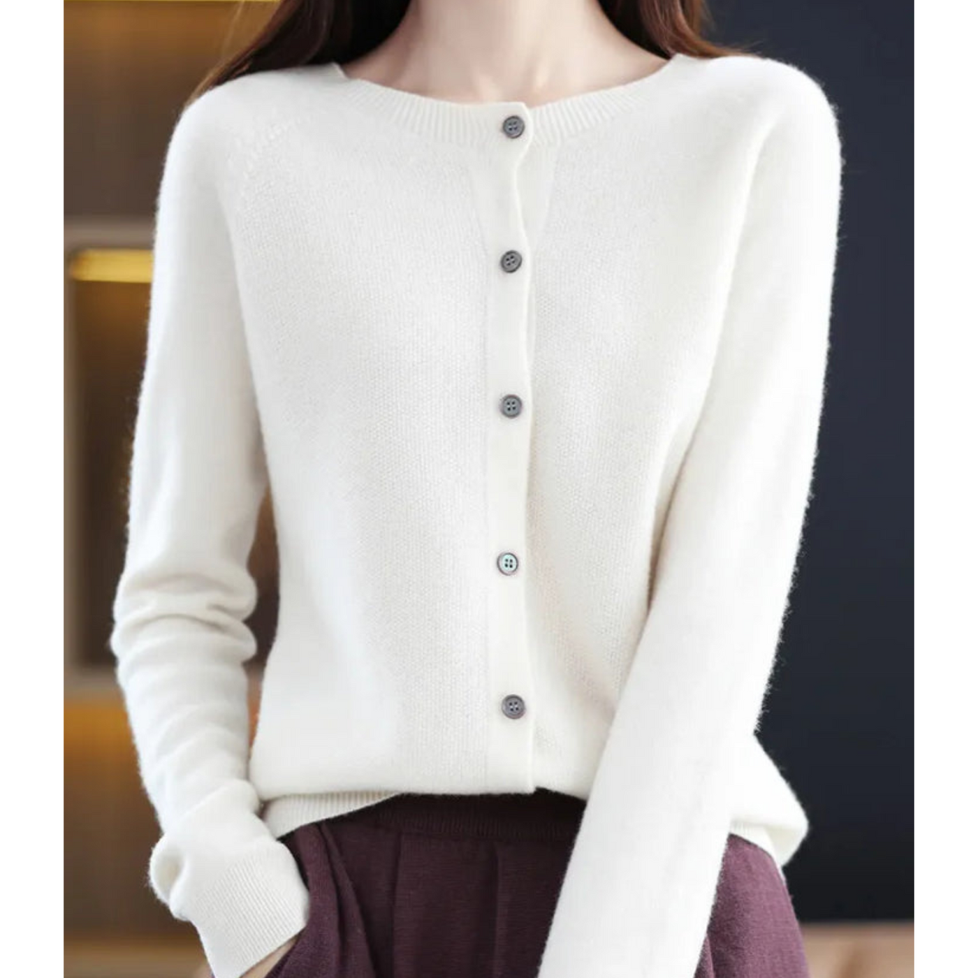 Luxuriöse Damenstrickjacke mit O-Ausschnitt aus Merinowolle in seidenweicher Kaschmir-Optik