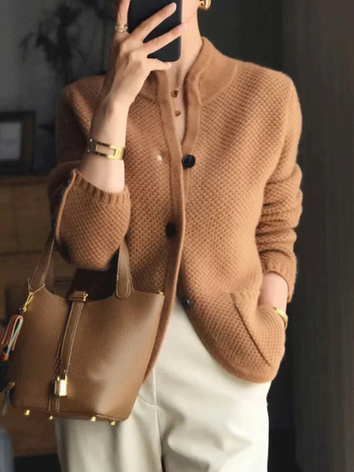 Jasmine - Stylischer Strickcardigan mit raffiniertem hohen Kragen