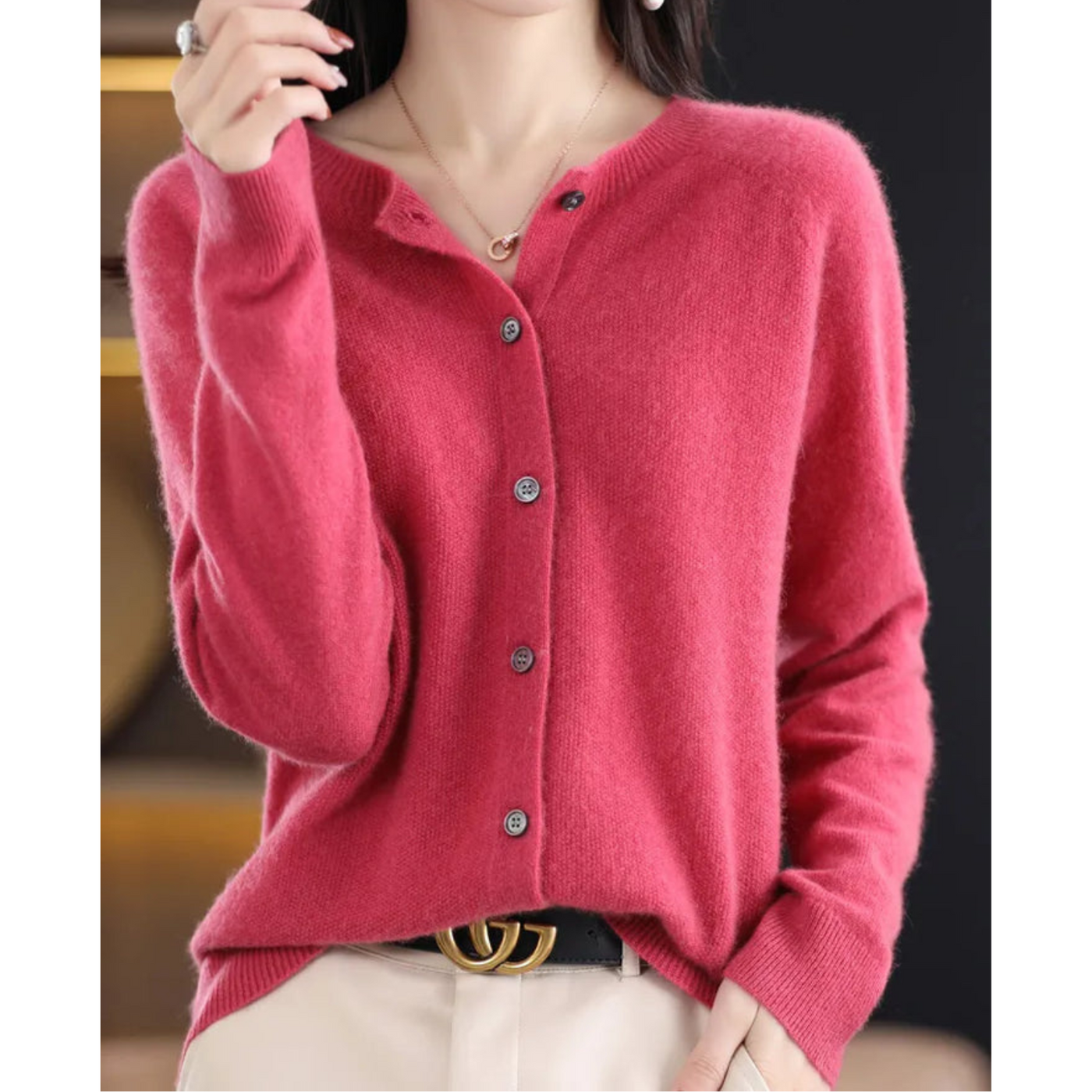Luxuriöse Damenstrickjacke mit O-Ausschnitt aus Merinowolle in seidenweicher Kaschmir-Optik