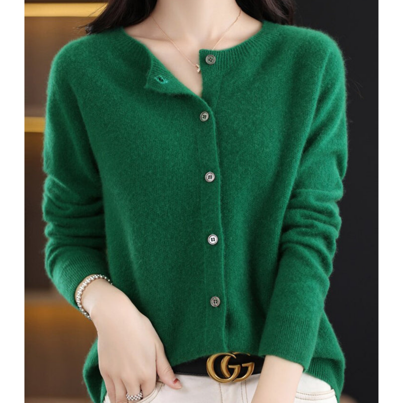 Luxuriöse Damenstrickjacke mit O-Ausschnitt aus Merinowolle in seidenweicher Kaschmir-Optik