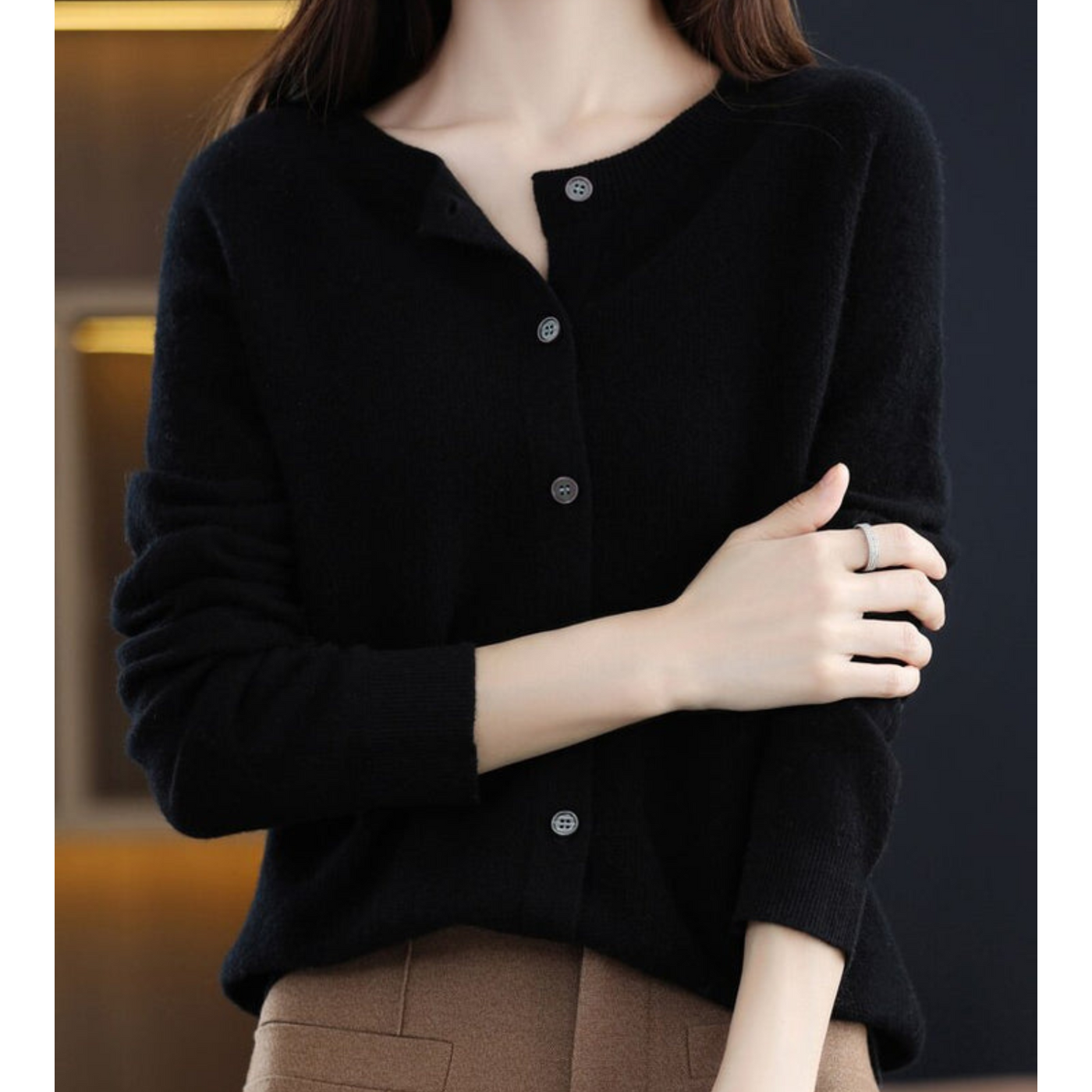 Luxuriöse Damenstrickjacke mit O-Ausschnitt aus Merinowolle in seidenweicher Kaschmir-Optik