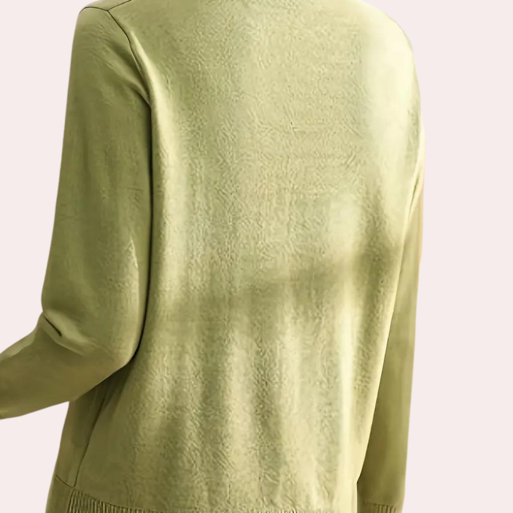 Modischer Damenpullover mit elegantem Kragen und schicken Knöpfen von Rosica