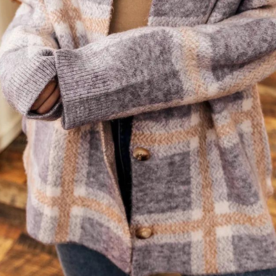 Vesperina - Elegante karierte Damenstrickjacke für einen zeitlosen Look