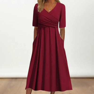 Nitha – Kurzarmkleid mit V-Ausschnitt und Kreuzfalten