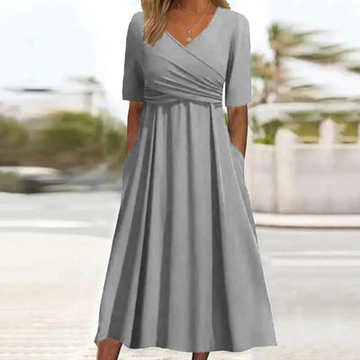 Nitha – Kurzarmkleid mit V-Ausschnitt und Kreuzfalten