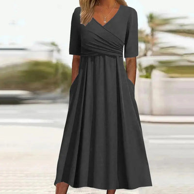 Nitha – Kurzarmkleid mit V-Ausschnitt und Kreuzfalten