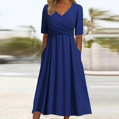 Nitha – Kurzarmkleid mit V-Ausschnitt und Kreuzfalten