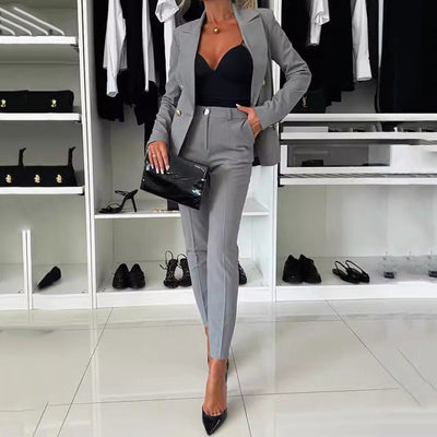 Thirza – Zweireihigem Blazer Und Schmal Geschnittener Hose Setz